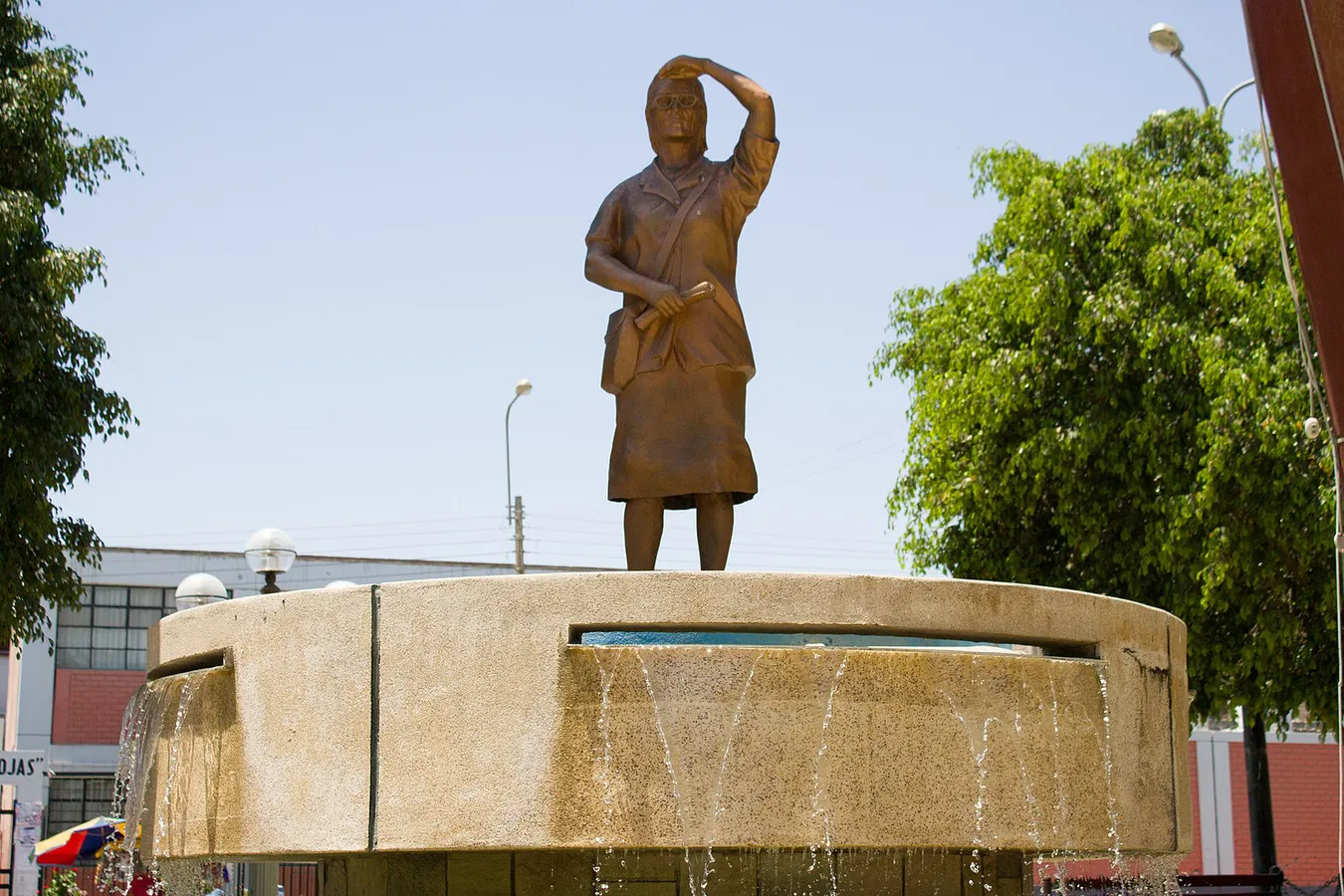 Estatua en honor a María Reiche