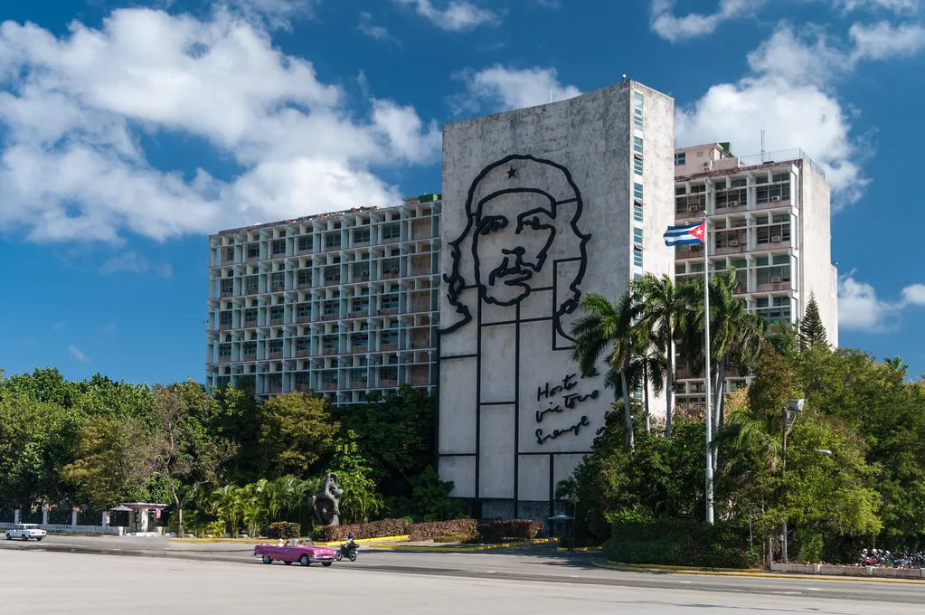 Panorámica de la plaza de la revolución con la imagen deL Che Guevara de fondo