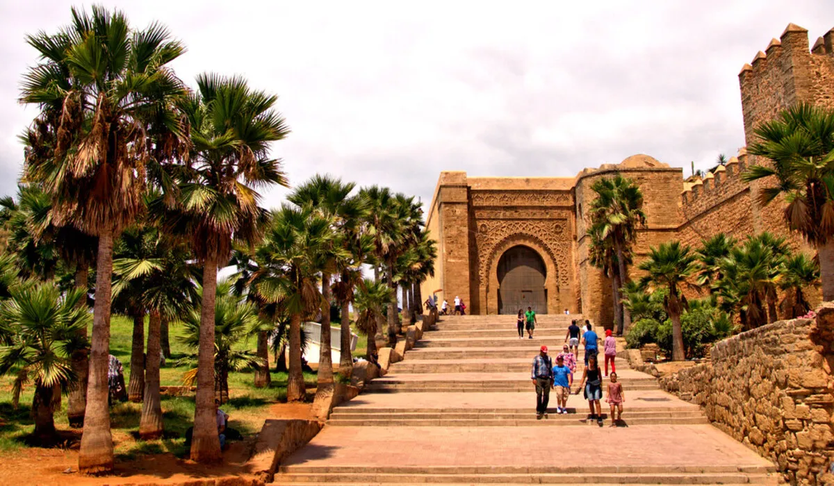 La entrada principal a la kasbah de los Udayas repleta de palmeras