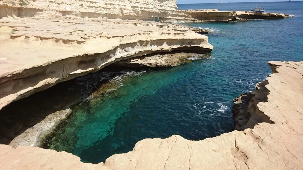 Una de las calas más bonitas de Malta con aguas de color turquesa