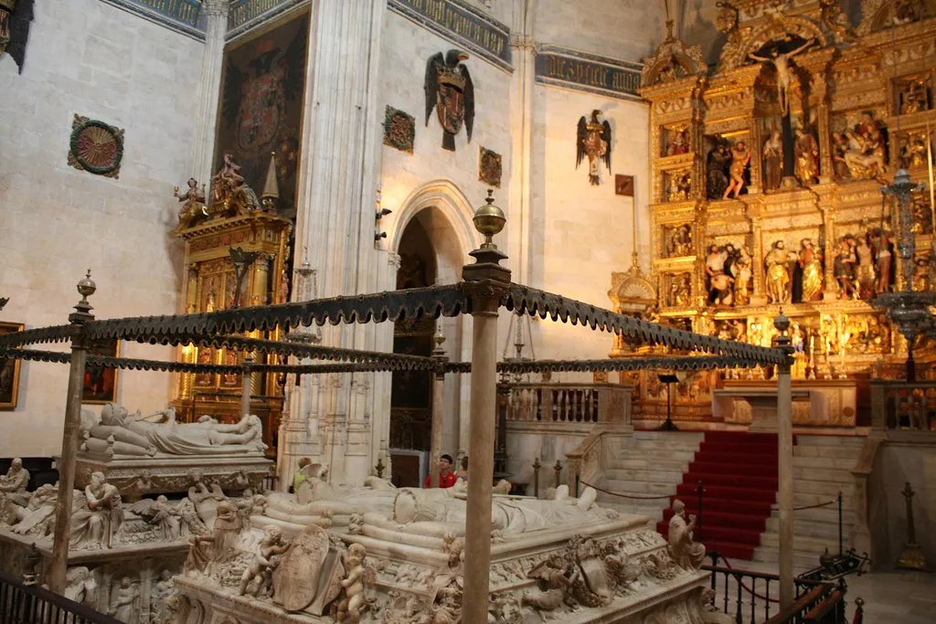 El interior de la capilla con las sepulturas de los reyes católicos y sus hijos