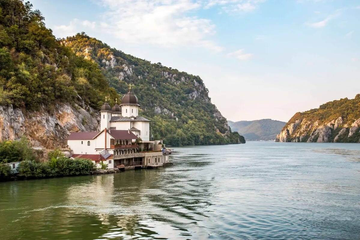 La iglesia de Mraconia a orillas del rio Danubio