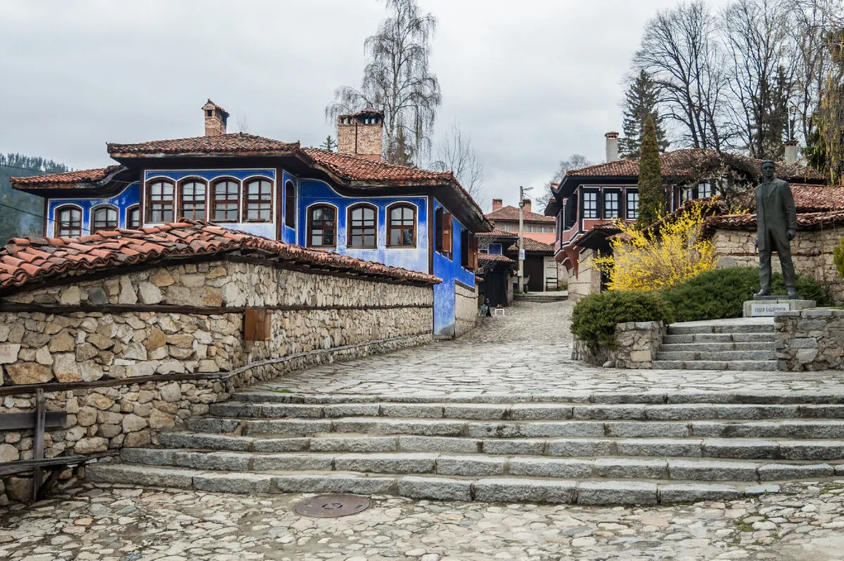 La plaza principal del pueblo que se accede a través de unas escaleras de piedra y una preciosa casa azul arriba
