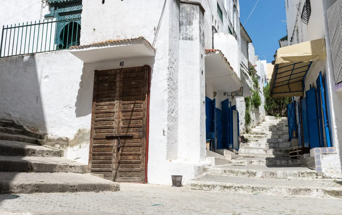 Una de las calles blancas de la Medina de Tanger