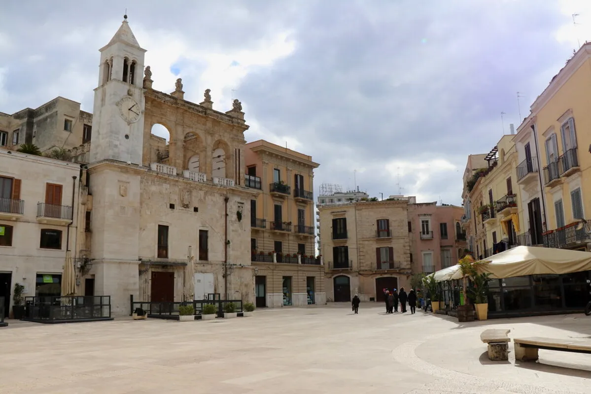 La plaza principal de la ciudad con uno de los edificios históricos más reconocidos