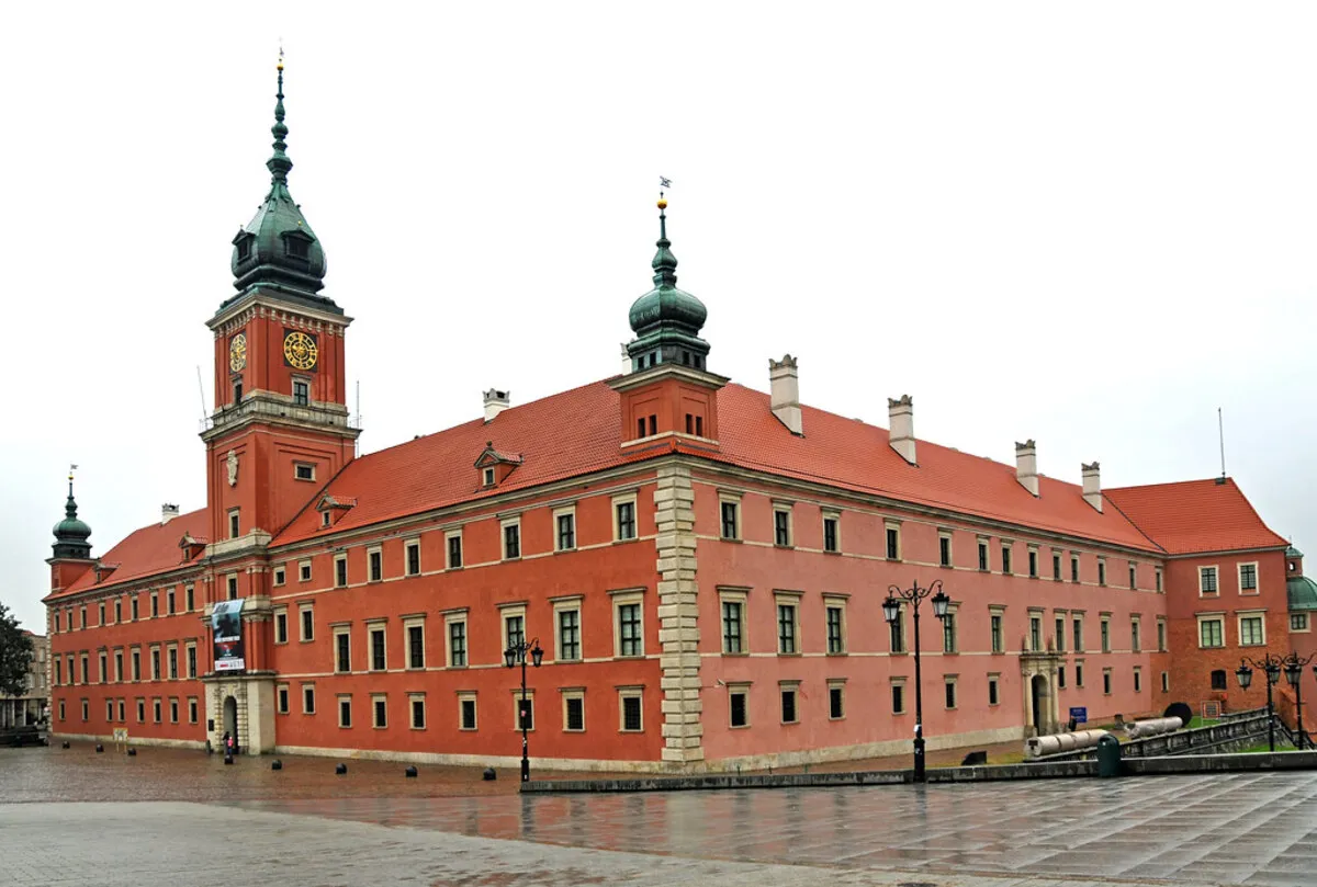 El precioso Castillo Real de la ciudad con un fuerte color rojo