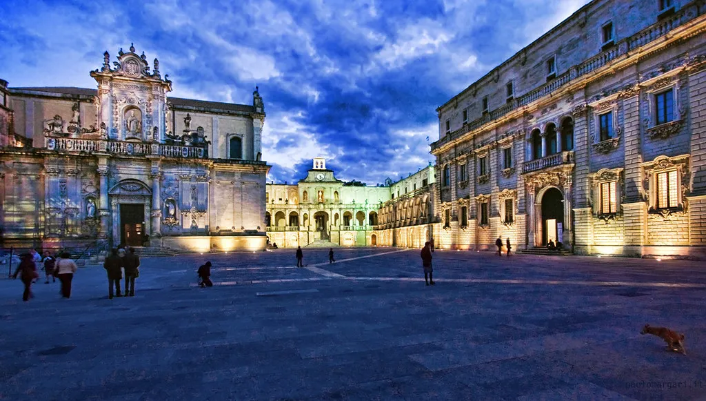 La plaza principal de la ciudad de Lecce con varios edificios históricos al fondo