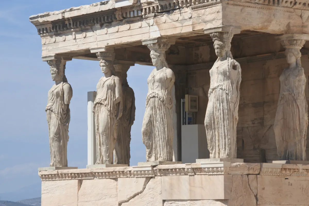 Las estatuas que actúan como columnas en uno de los laterales de La Acrópolis