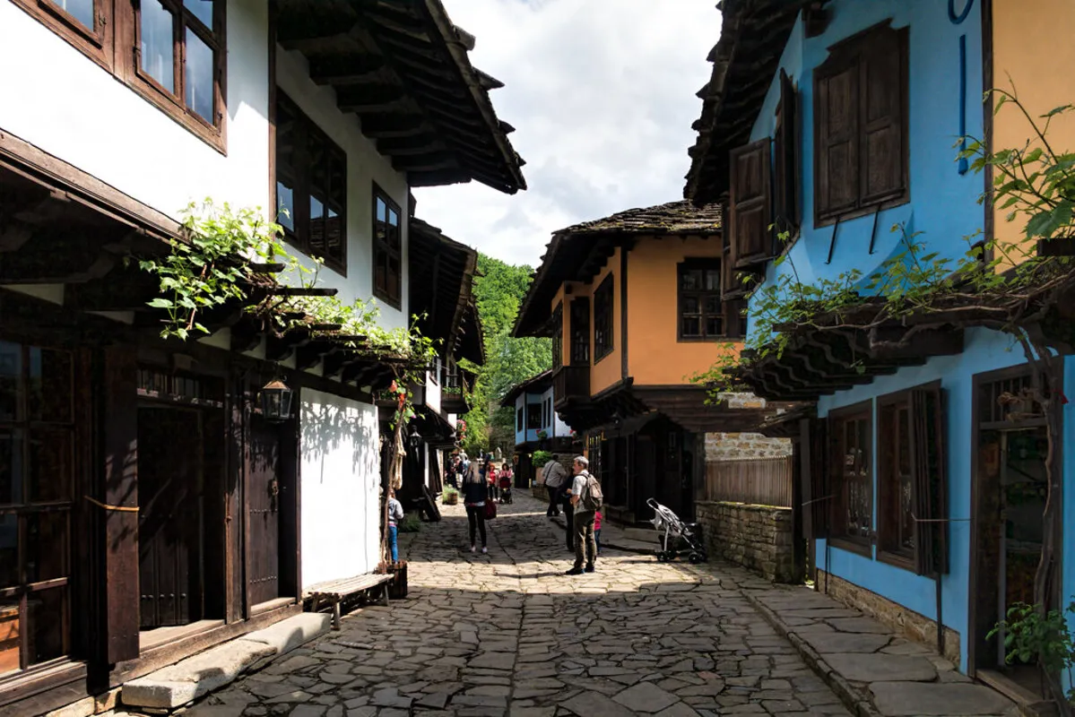 Una de las calles principales de Etara con una preciosa casa con el fachada de color azul