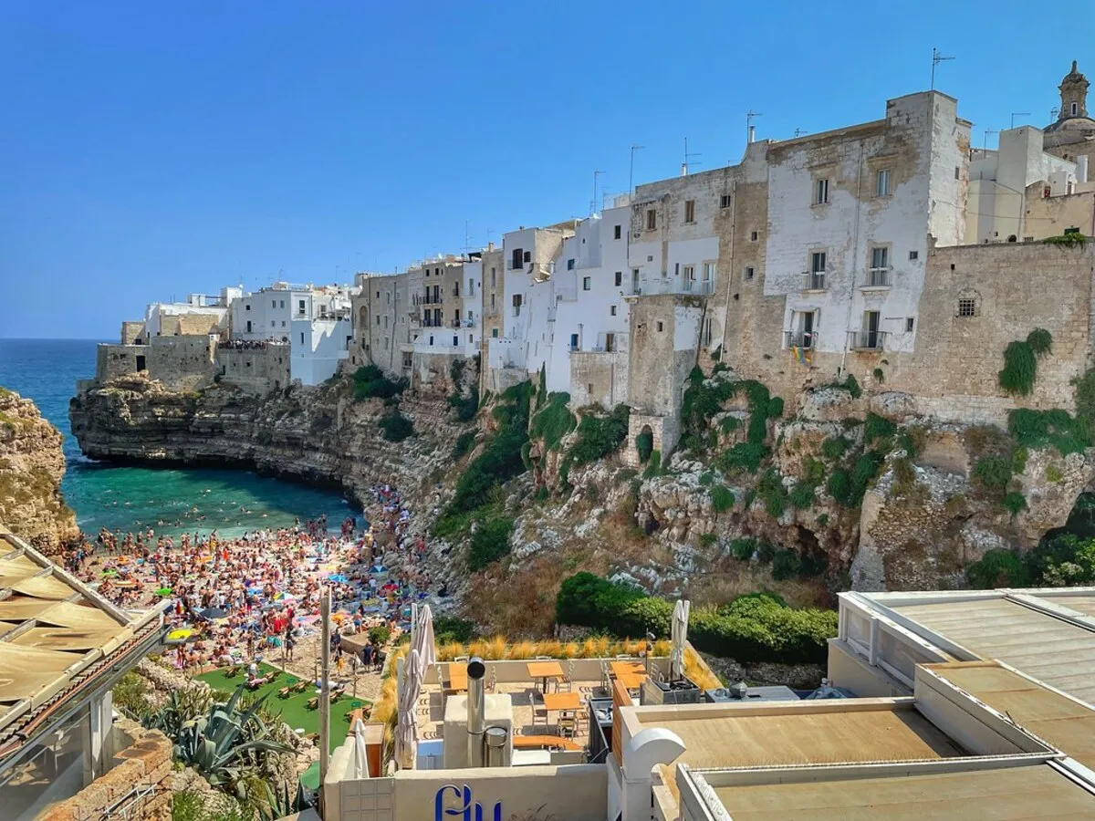 El casco histórico de la ciudad con edificios de piedra que dan directamente al mar