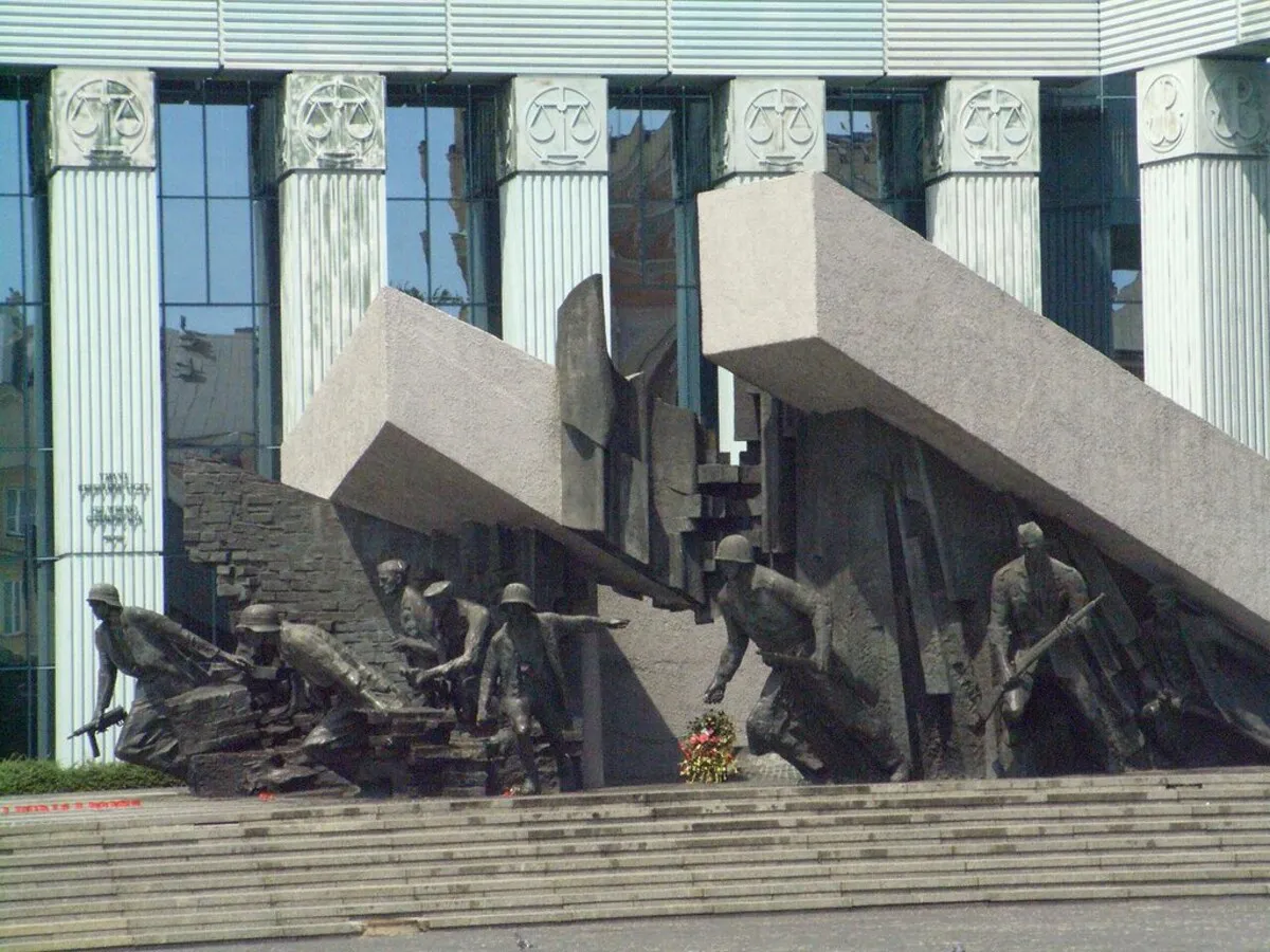 Uno de los monumentos que honrran el alzamiento de la ciudad de Varsovia