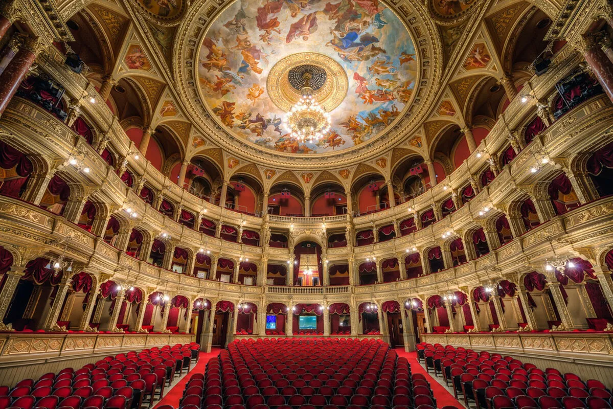 El precioso y lujoso interior de la Opera de Budapest, con asientos de terciopelo rojo