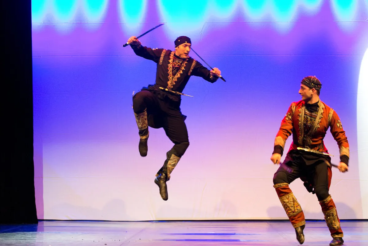 Dos bailarines bailando Sukhishvilebi, el baile tradicional de Georgia