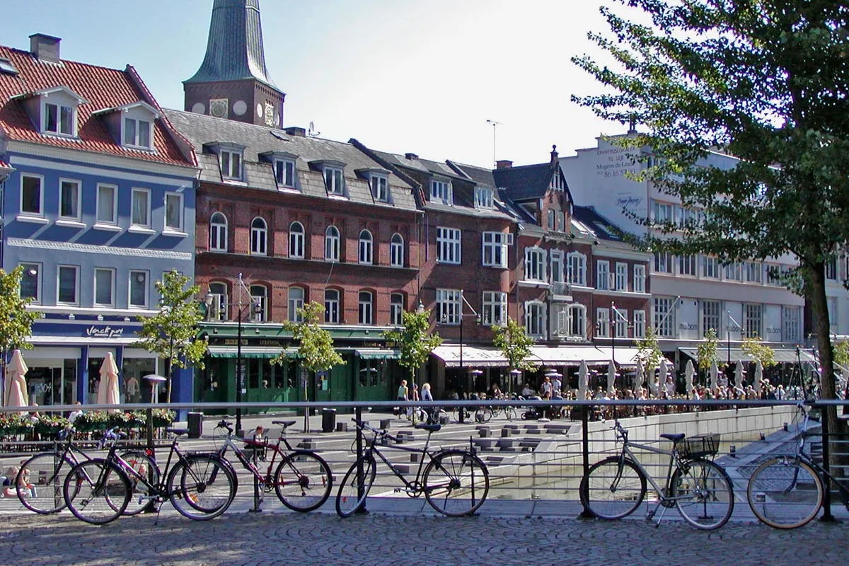 Uno de los canales del centro de la ciudad de Aarhus llena de bicis y fachas de casas de colores