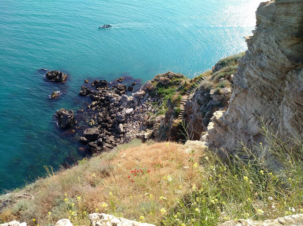Acantilado de Maro, vista de una de las pendientes.