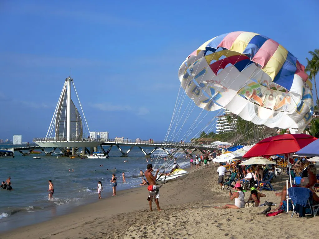 Práctica de paracaídas en Playa los Muertos