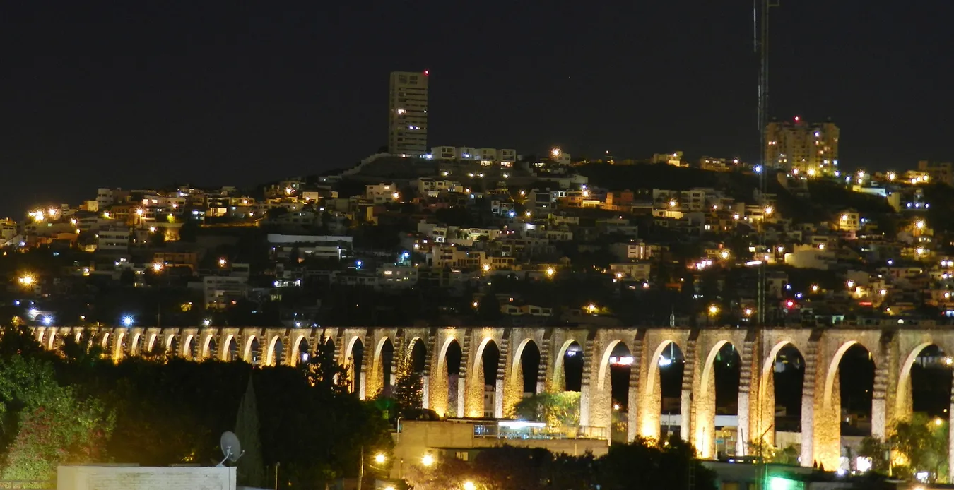 Vista nocturna del acueducto de Querétaro.