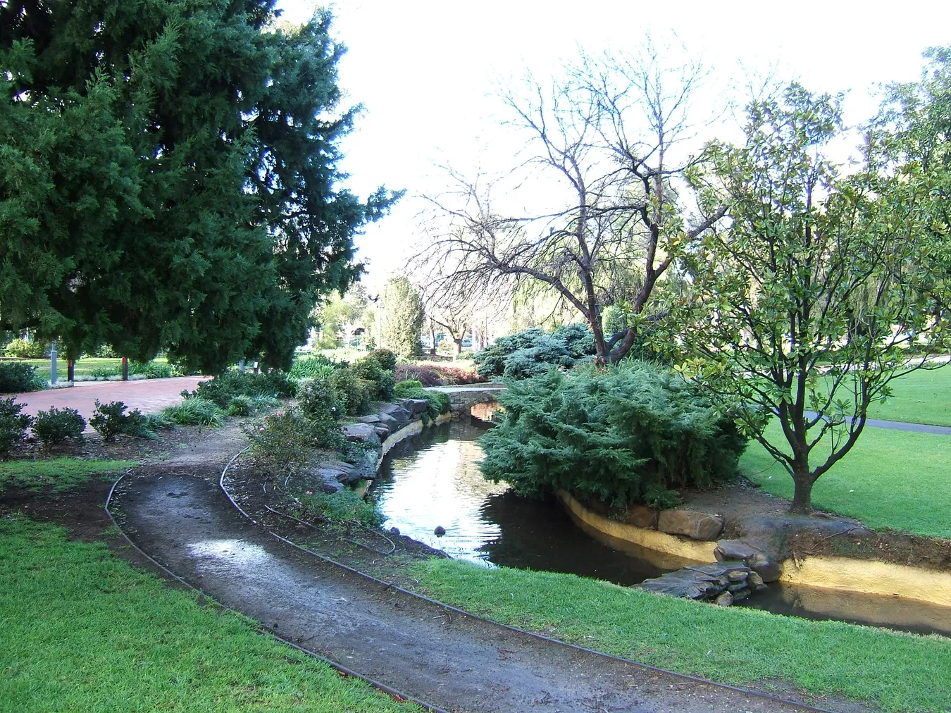 https://commons.wikimedia.org/wiki/File:Veale_Gardens.JPG