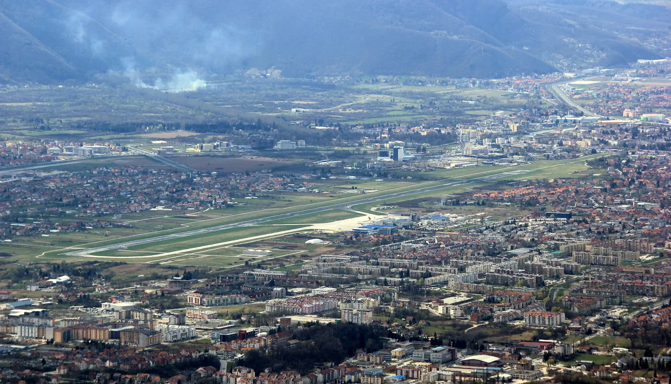 https://commons.wikimedia.org/wiki/File:Sarajevo_Airport_from_Trebevi%C4%87.jpg