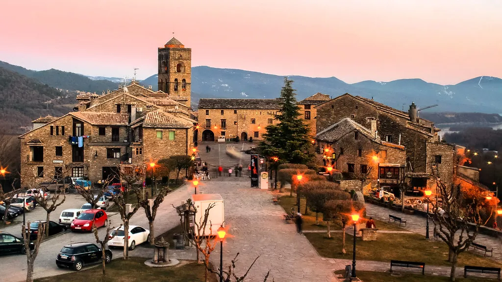 Panorámica de la plaza de Aínsa, Huesca.