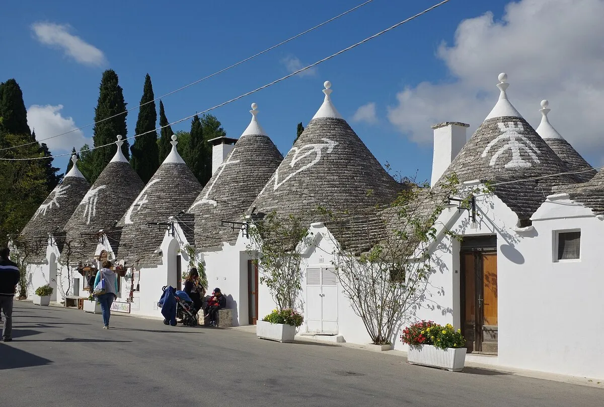 Las tradicionales casas blancas con tejados de paja de las cuales esta repleta la ciudad