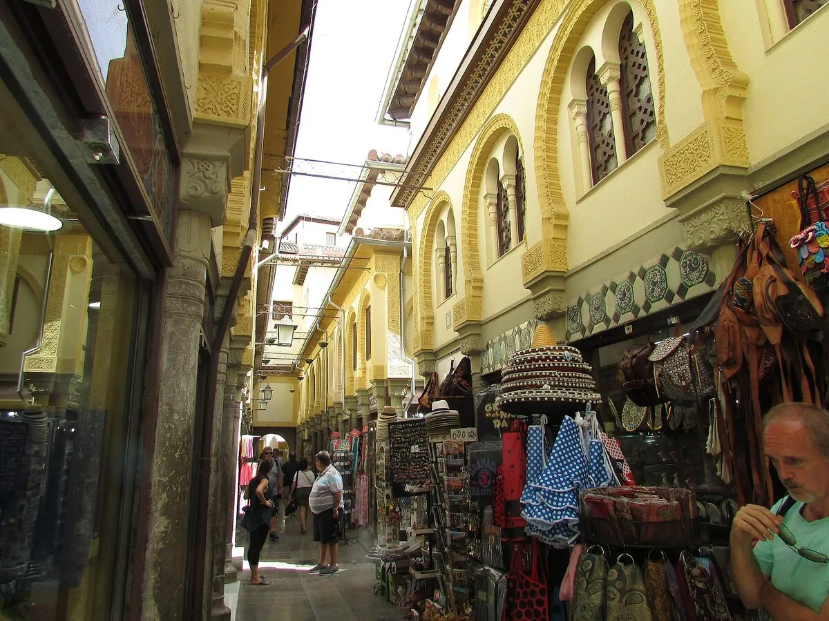 Tiendas de souvenirs en la estrecha calle repleta de gente