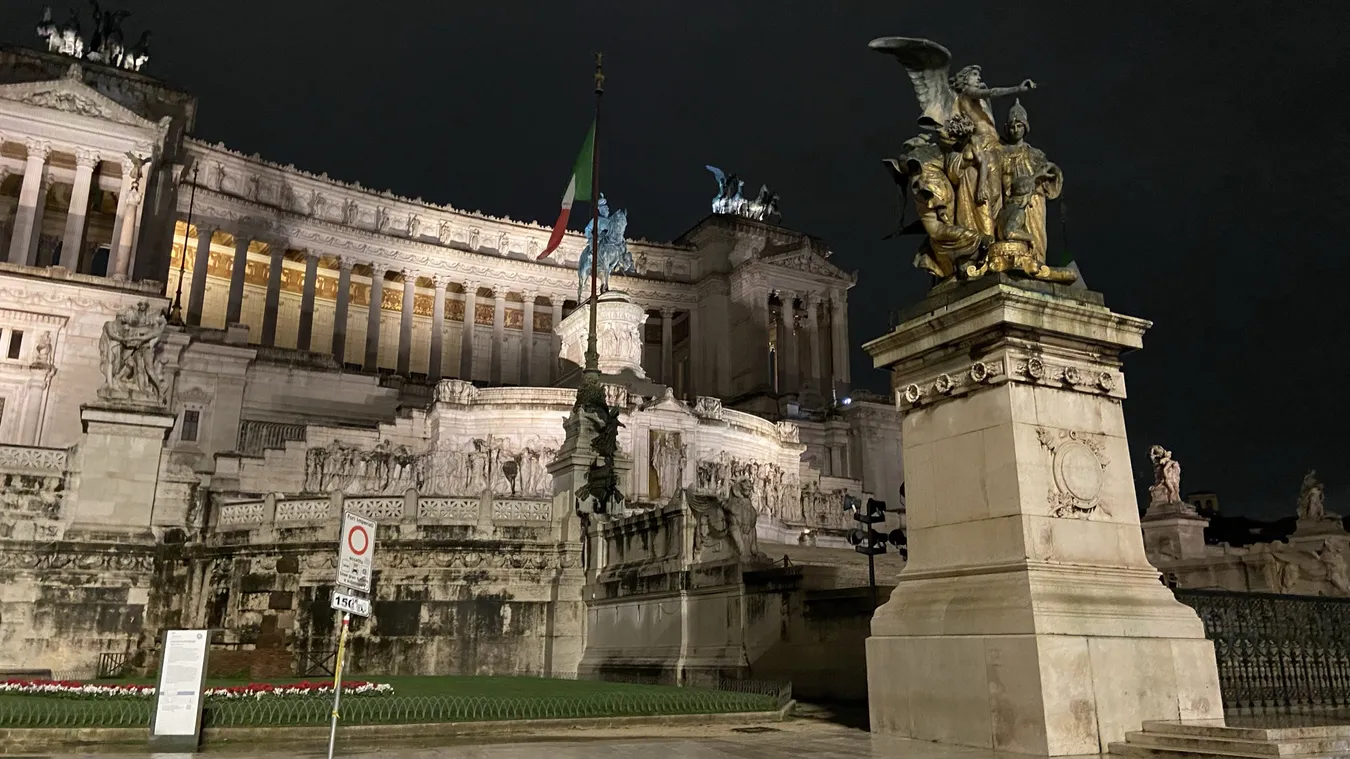 Altar de la Patria de Roma de noche.