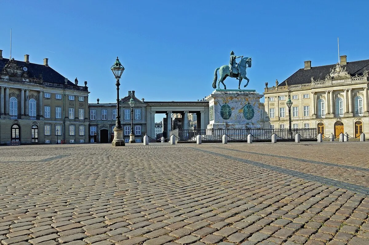 La plaza que se encuentra enfrente de la entrada del palacio de Amalienborg