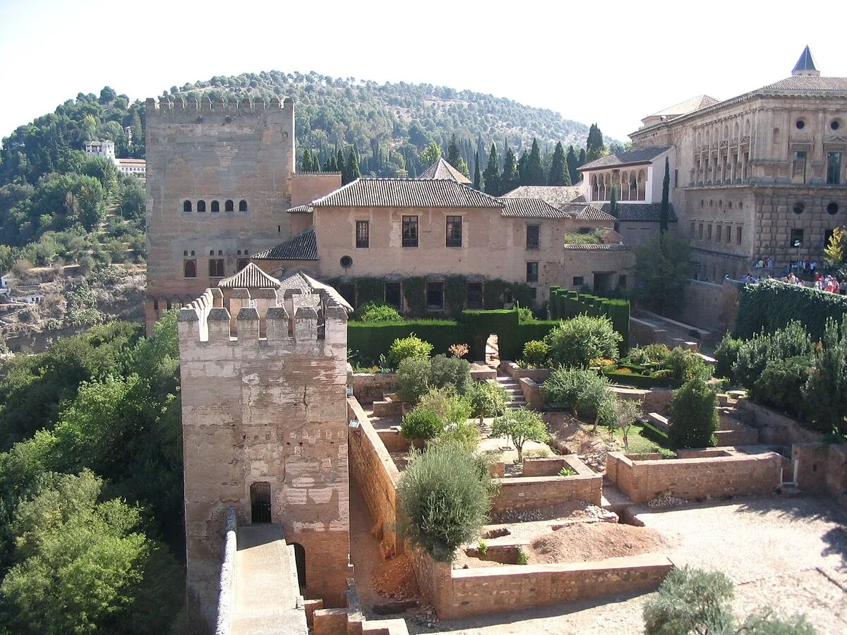 La muralla de la Alhambra con las torres y el palacio de Carlos V de fondo