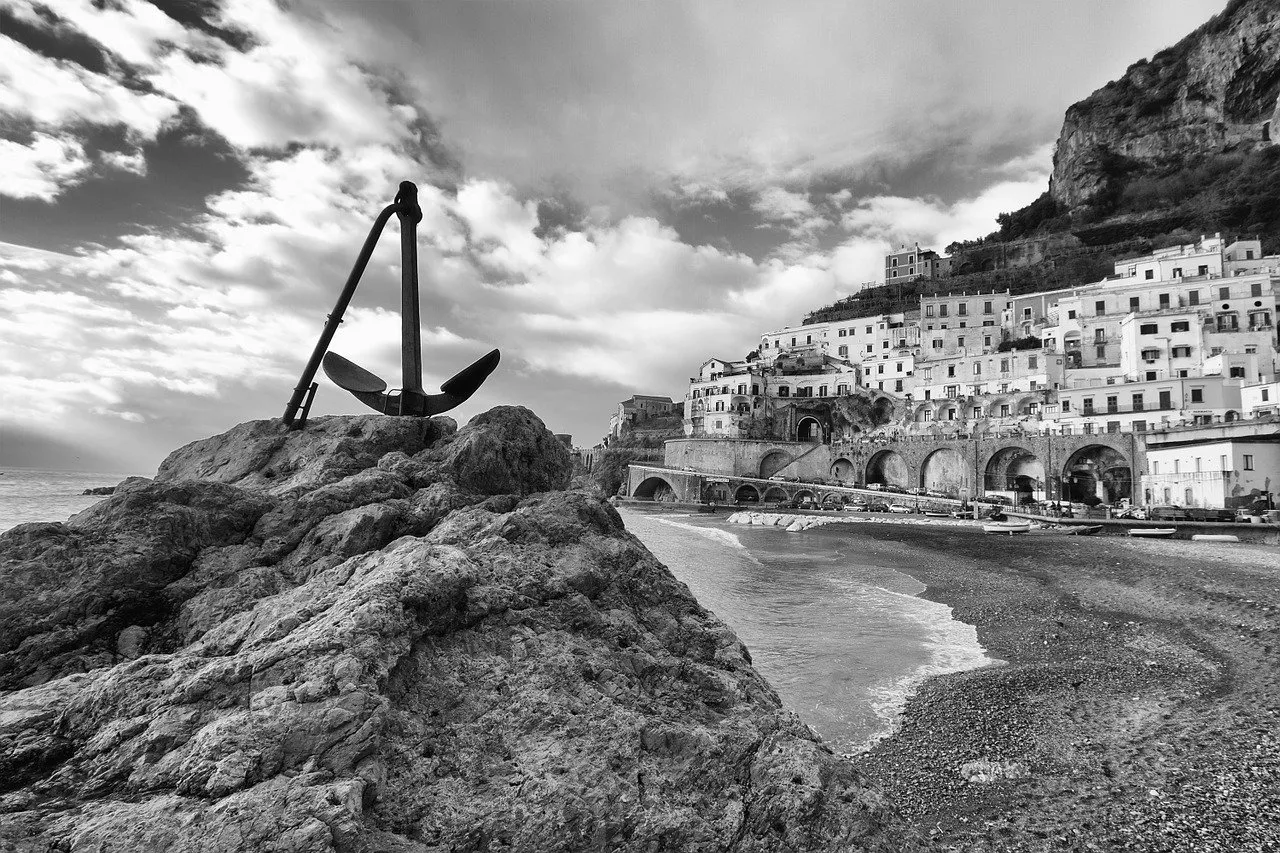 Imagen en blanco y negro de Atrani desde la playa.