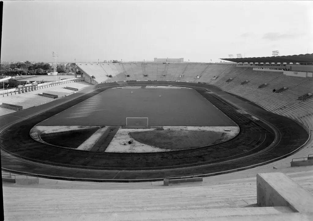 Imagen en blanco y negro del campo de juego del antiguo estadio José Alvalade de Lisboa.