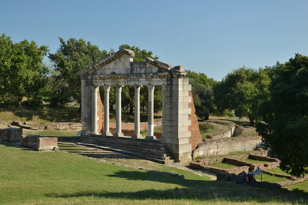La parte frontal de uno de los templos más reconocidos de la ciudad de Apollonia