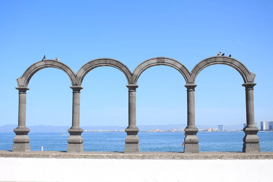Monumento en el malecón Puerto Vallarta hacia la Zona romántica