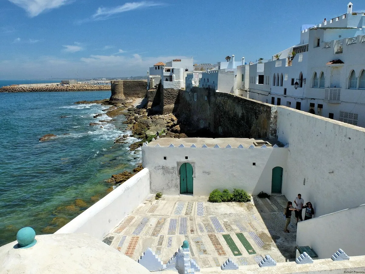 Casas blancas en la orilla del oceano atlantico y parte de la muralla