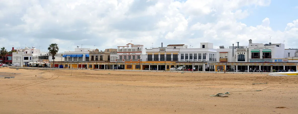 Panorámica del barrio blanco de los pescadores y la playa