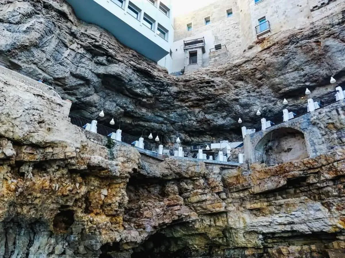 Grotta Palazzese es una de las grutas marinas más famosas de la zona ya que en su interior hay un restaurante