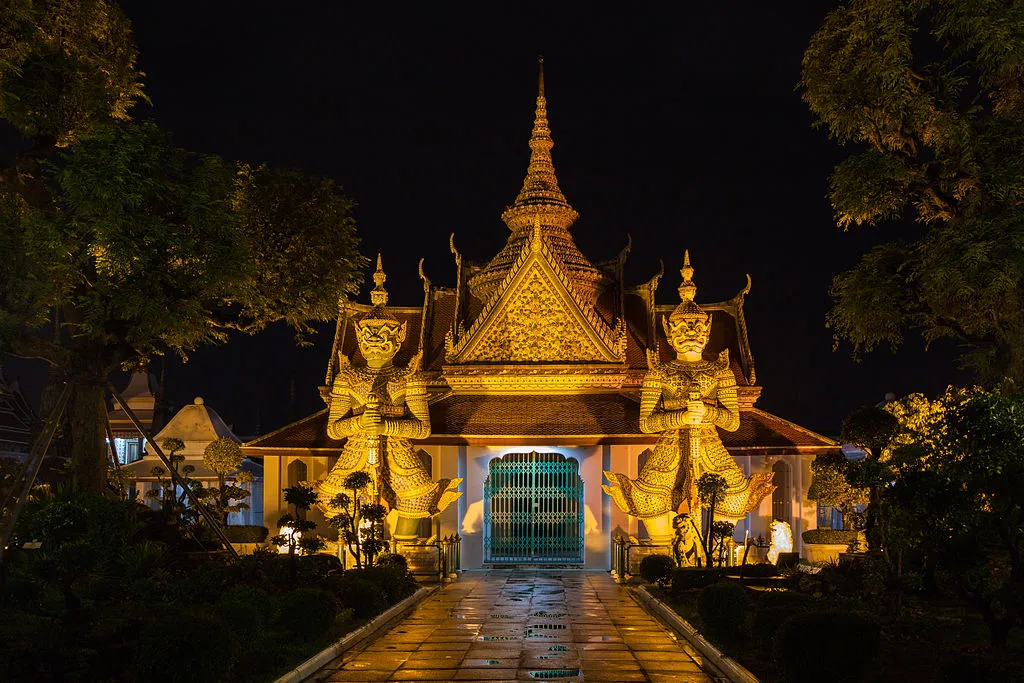 Templo en Bangkok de noche, Tailandia.