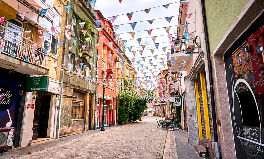 Imagen de una de las coloridas calles del Barrio de Kapana, Plovdiv