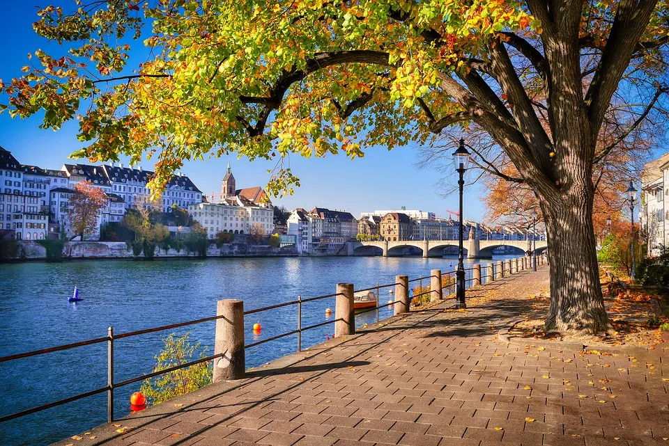 Paseo al lado del río en Basilea.