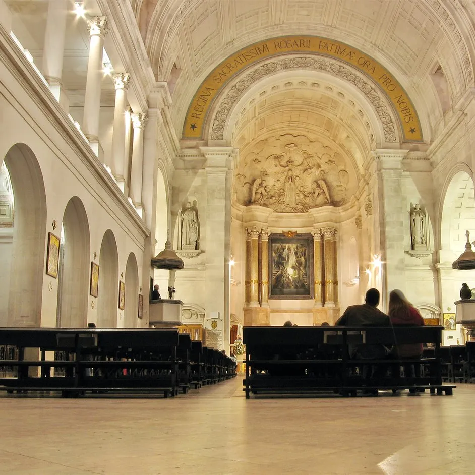 Interior de la Basílica de Nuestra Señora del Rosario, Fátima.