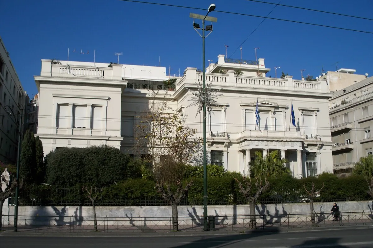 La fachada blanca y principal de estilo neoclásico del museo