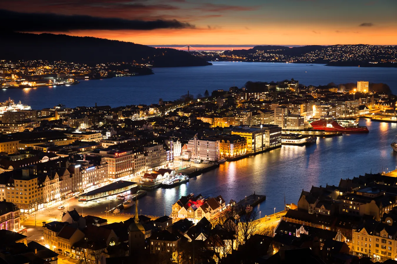 Paisaje aéreo de la Bergen nocturna