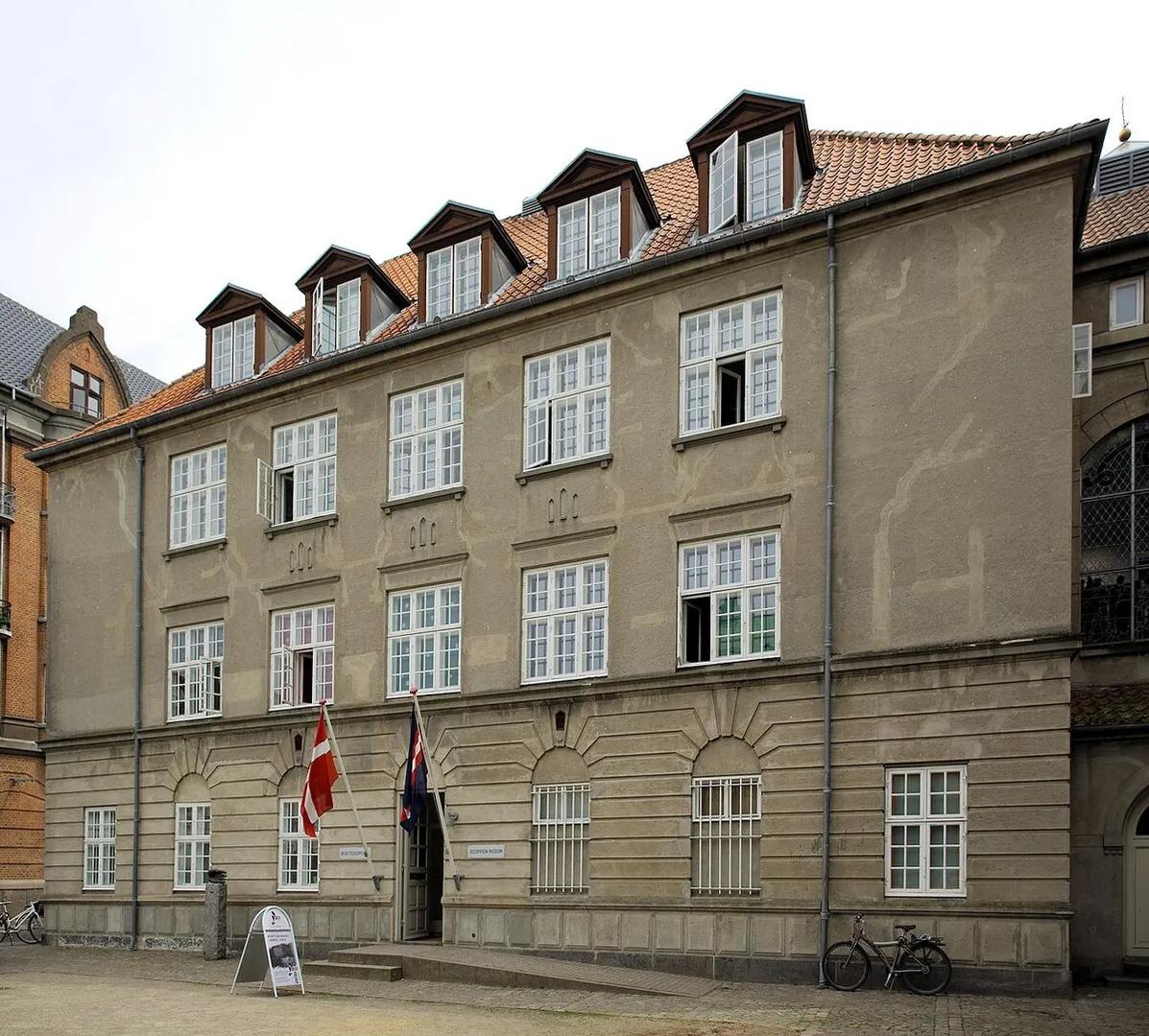 La entrada principal del museo realizada con hormigón y mármol noruego.