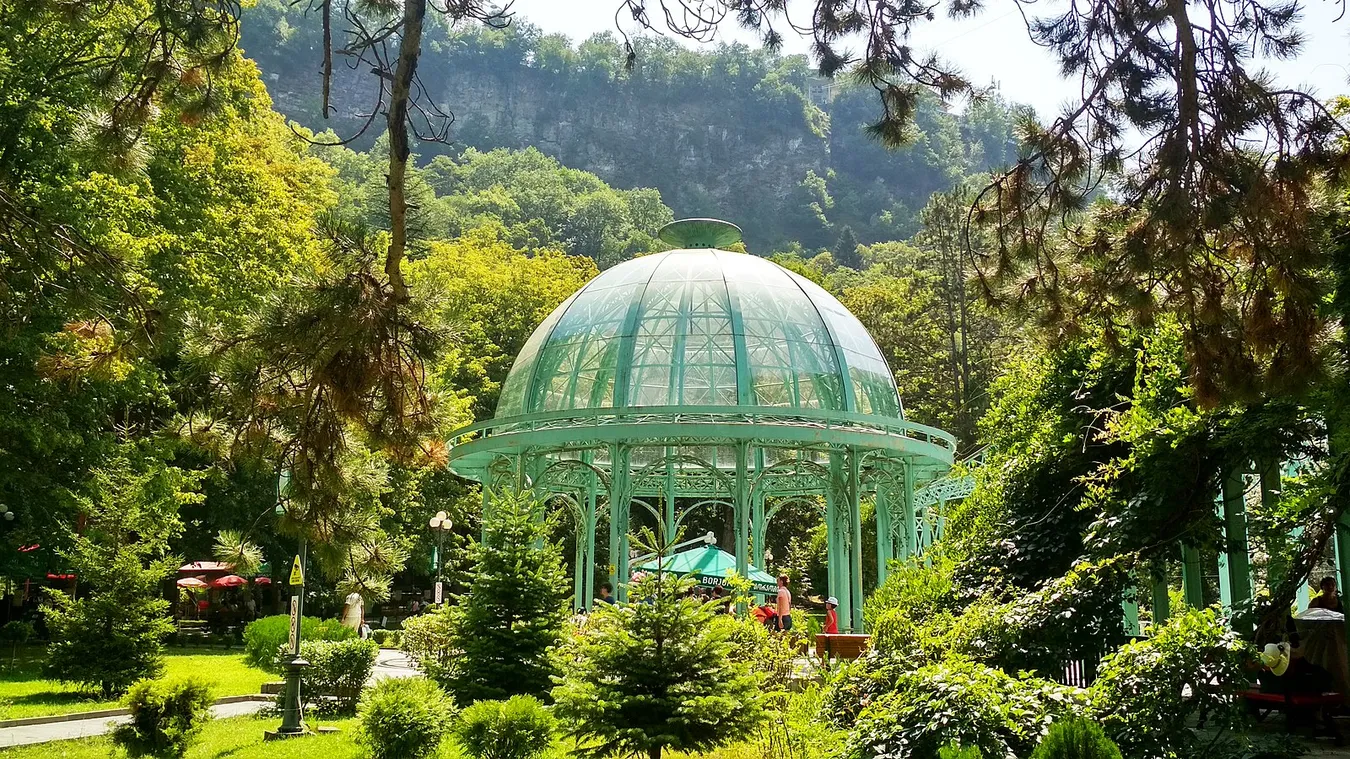 Parque que hay en el centro del pueblo con una cúpula verde rodeada de vegetación