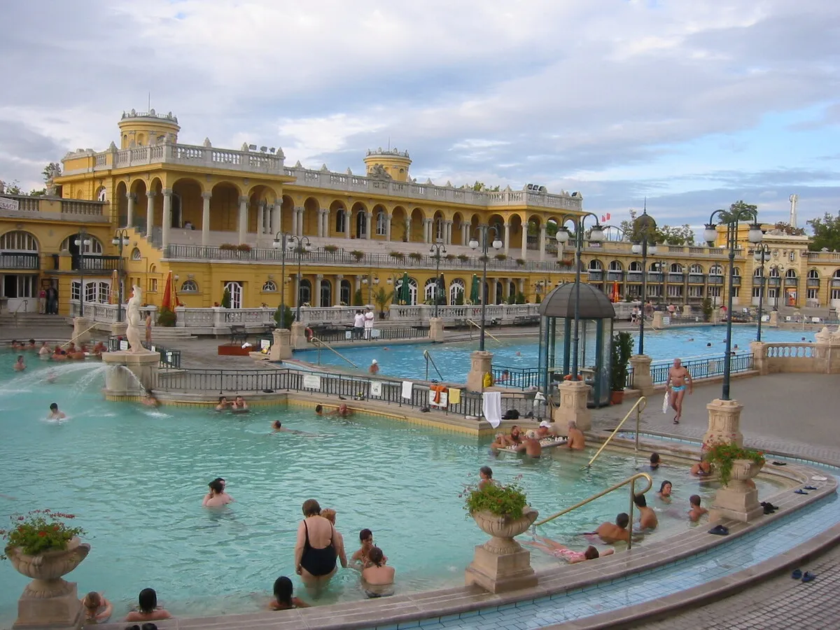 Las piscinas principales del exterior del balneario con gente bañandose