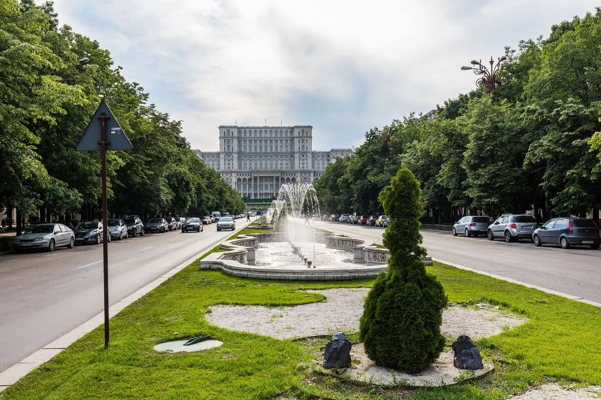 El Parlamento Rumano y varias fuentes desde Bulevardul Unirii