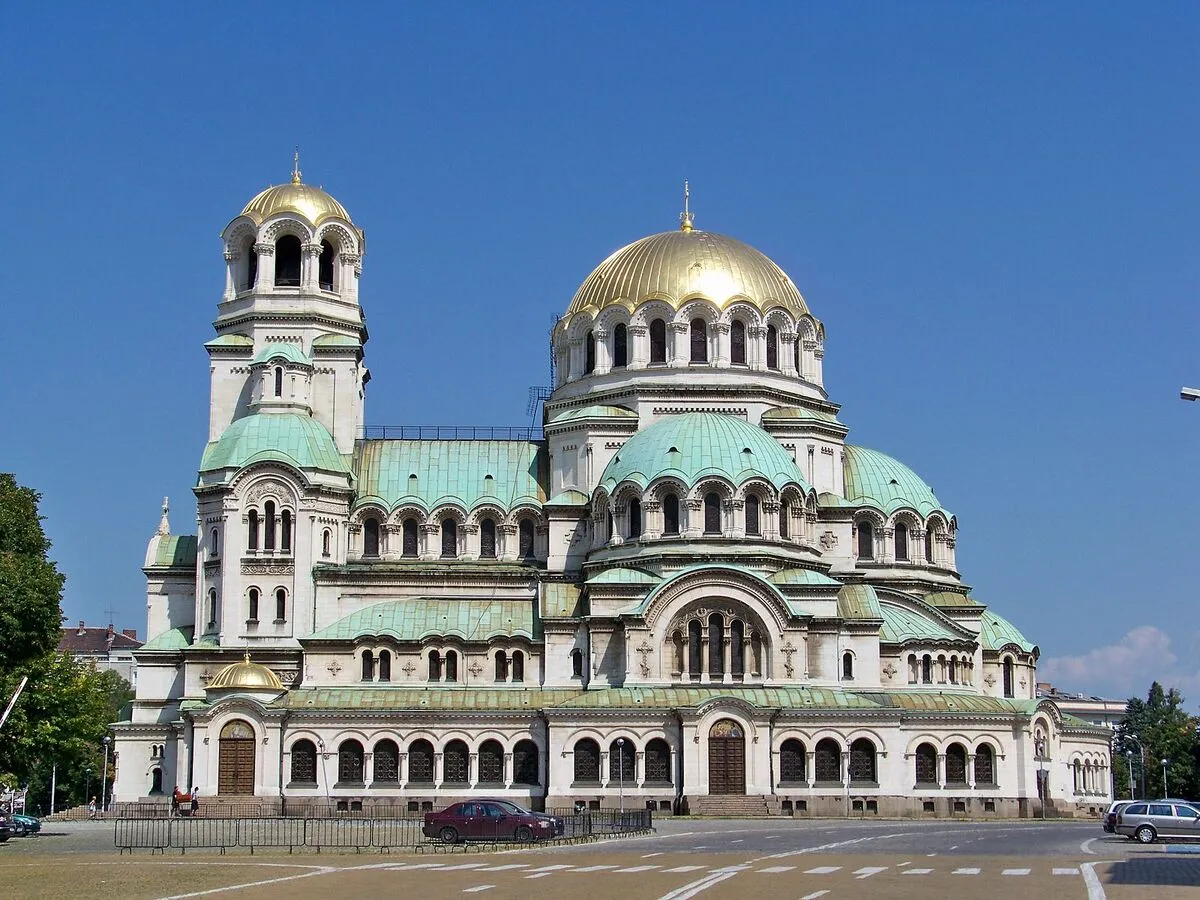 Panorámica de la enorme catedral más importante de la ciudad de Sofia con la bóbedas de color azul turquesa