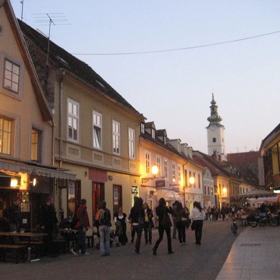 Fotografía al anochecer de la Calle Tkalciceva, Zagreb.