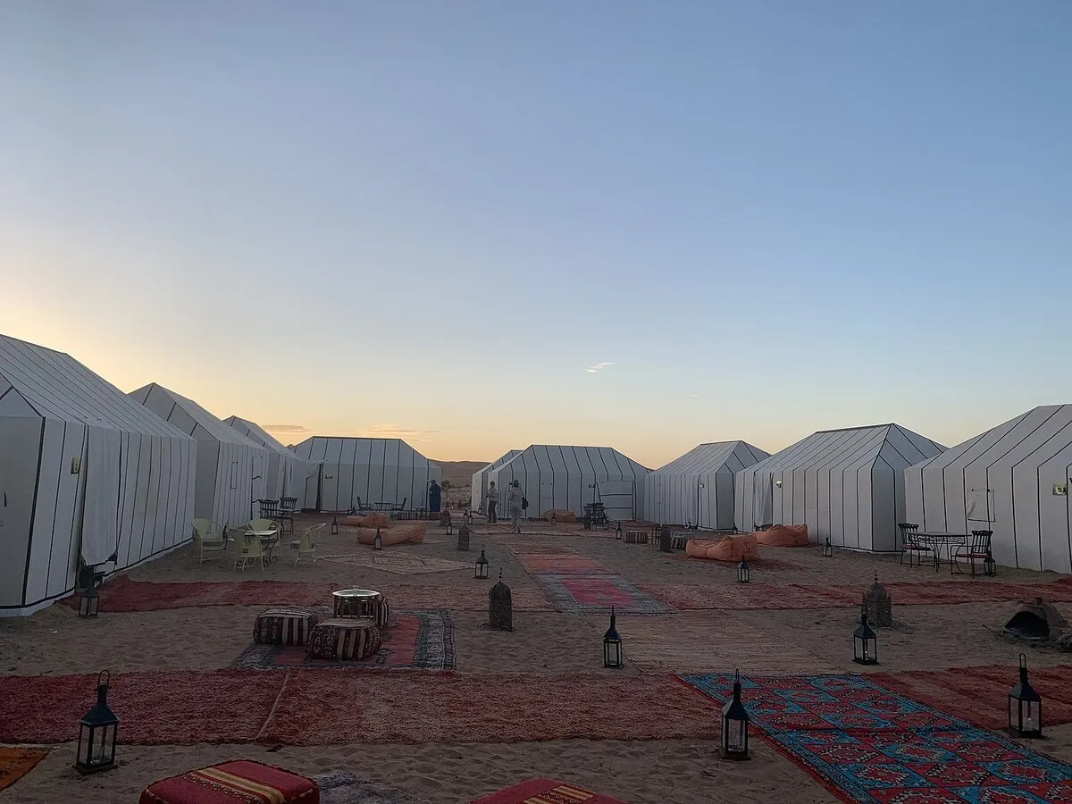 Campamento de jaimas en el desierto durante el amanecer