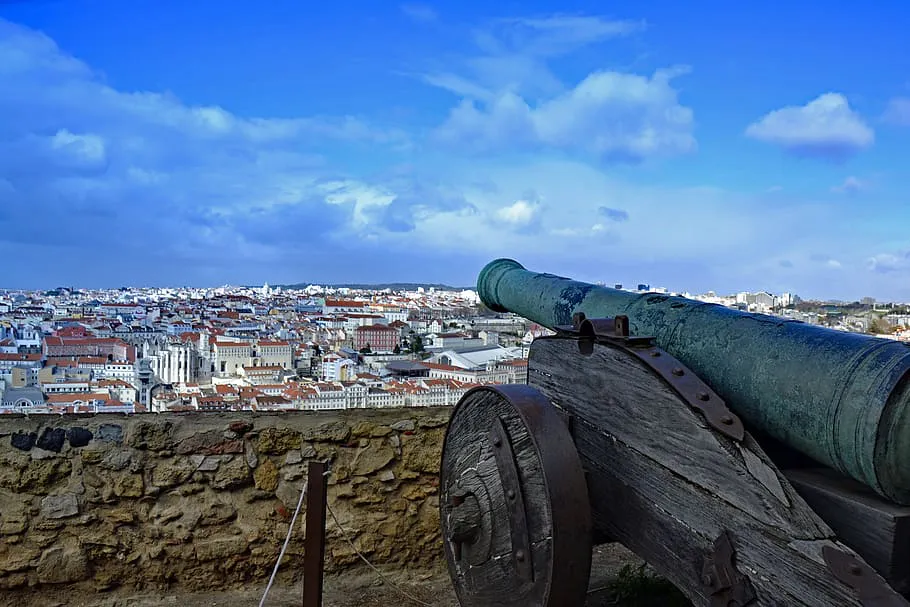 Detalle de un antiguo cañon situado en unos de los patios del Castillo de San Jorge, en Lisboa